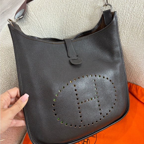 Authentic HERMES EVELYNE GM 1 Taurillon Cafe crossbody - Picture 4 of 16
